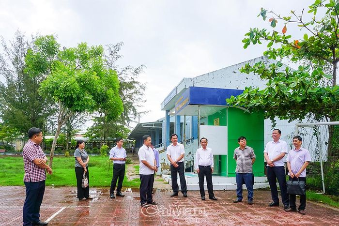 Khảo sát thực tế việc sửa chữa, nâng cấp Trường Tiểu học 1 Tam Giang Tây, Phó Bí thư Tỉnh ủy, Chủ tịch HĐND tỉnh Phạm Văn Thiều lưu ý, các gói thầu phải bảo đảm tiến độ và chất lượng.