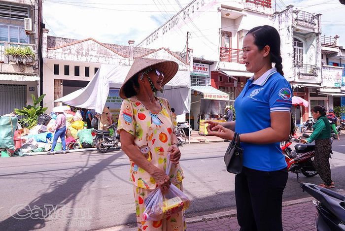  Bà Phạm Thị Thu Hương, Chủ tịch Hội LHPN phường An Xuyên (bên phải), hướng dẫn người dân phân loại rác thải sinh hoạt tại gia đình.