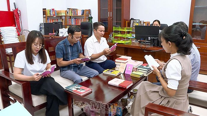 Tài liệu Học tập và làm theo tư tưởng, đạo đức, phong cách Hồ Chí Minh về khát vọng phát triển đất nước phồn vinh, hạnh phúc trở thành cơ sở quan trọng giúp cán bộ, đảng viên biến nhận thức thành hành động xây dựng quê hương Cà Mau, đất nước phồn vinh trong kỷ nguyên mới.