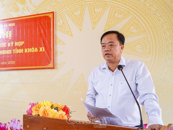 Đồng chí Huỳnh Quốc Việt, Phó Bí thư Thường trực Tỉnh ủy phát biểu tại buổi tiếp xúc cử tri xã Đất Mũi.