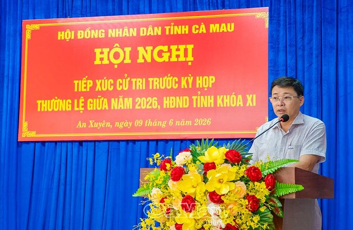 Phó Bí thư Đảng ủy, Chủ tịch UBND phường An Xuyên Huỳnh Văn Minh trả lời các ý kiến, kiến nghị của cử tri.