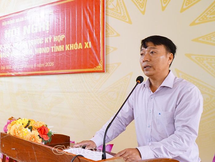 Ông Tăng Thiện Tính, Phó Chủ tịch UBND xã Đất Mũi, trả lời các vấn đề liên quan đến thẩm quyền địa phương.