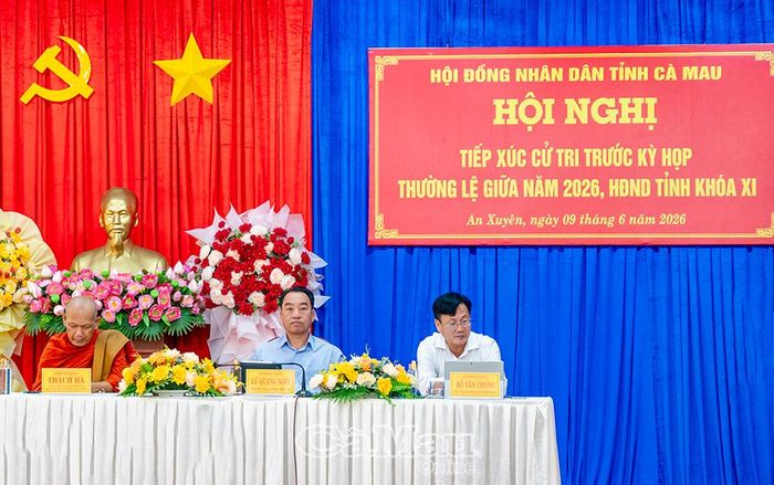 Đồng chí Lữ Quang Ngời, Phó Bí thư Tỉnh ủy, Chủ tịch UBND tỉnh (giữa) và các đại biểu HĐND tỉnh tiếp xúc cử tri phường An Xuyên.