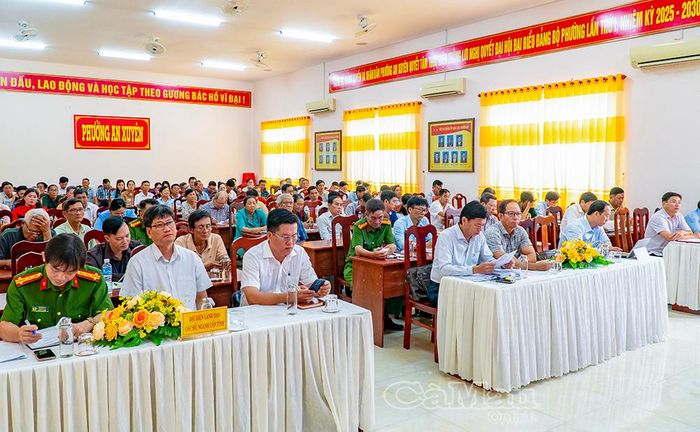 Đại biểu và cử tri phường An Xuyên tham dự buổi tiếp xúc.