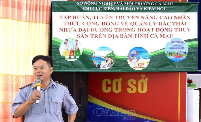 Ông Nguyễn Hòa Liễm, Chi cục Biển, Hải đảo và Kiểm ngư (Sở NN&amp;MT tỉnh Cà Mau), tuyên truyền, hướng dẫn về quản lý rác thải nhựa trên biển trong hoạt động khai thác thủy sản và triển khai Nghị quyết số 03 của HĐND tỉnh Cà Mau.