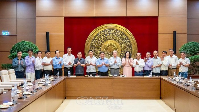 Chủ nhiệm Ủy ban Pháp luật và Tư pháp của Quốc hội Phan Chí Hiếu cùng Đoàn đại biểu Hội Nông dân tỉnh Cà Mau chụp ảnh lưu niệm tại Nhà Quốc hội.
