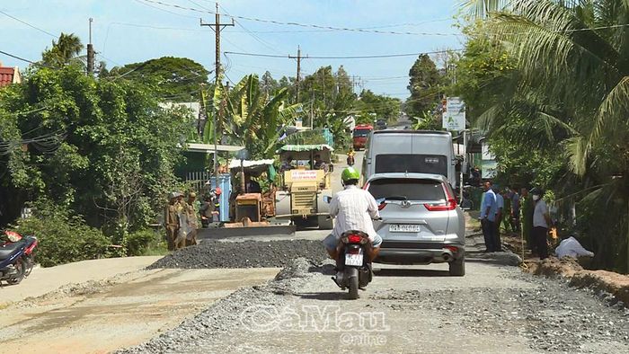 Nhà thầu tập trung máy móc thi công mố B cầu 9.000 trên tuyến Ninh Quới - Ngan Dừa.