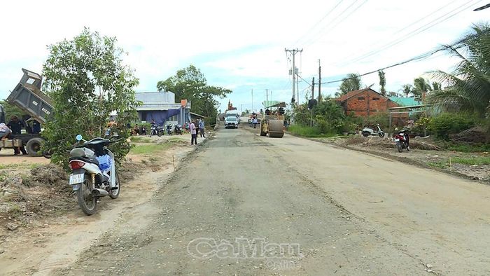 Một đoạn tuyến đường Ninh Quới - Ngan Dừa (khu vực mố A cầu Bà Hiên) thông thoáng, thuận lợi cho người dân lưu thông.