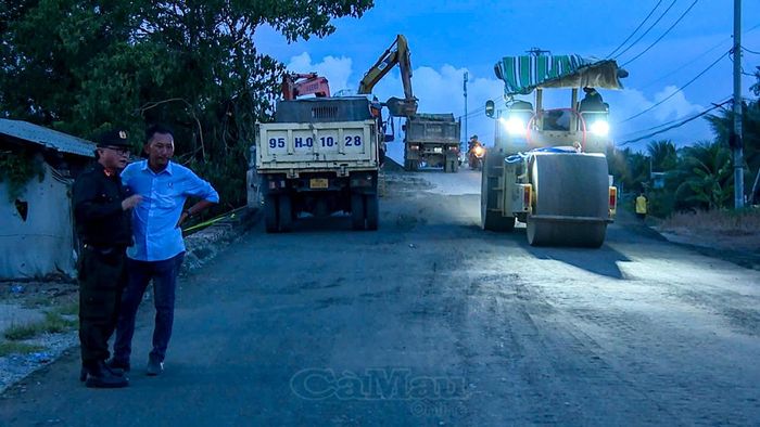 Các đơn vị thi công tổ chức tăng ca, làm việc cả ban đêm để sớm hoàn thành mặt đường, giảm thiểu ảnh hưởng đến việc đi lại của bà con.