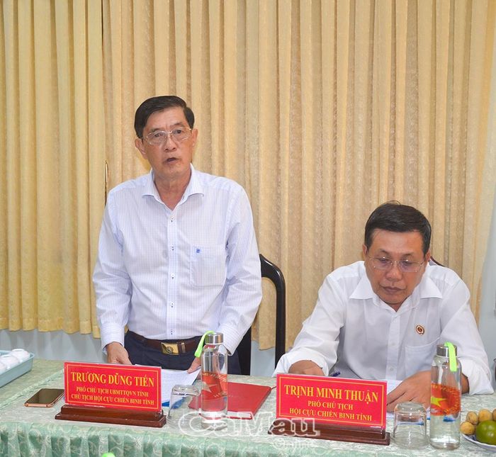 Đồng chí Trương Dũng Tiến, Phó Chủ tịch Ủy ban MTTQ Việt Nam tỉnh Cà Mau, Chủ tịch Hội CCB tỉnh, báo cáo kết quả hoạt động 6 tháng đầu năm 2026.