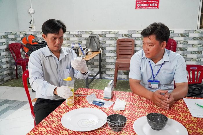 Quá trình kiểm tra, đoàn lấy ngẫu nhiên mẫu thực phẩm để kiểm tra, nhằm kịp thời phát hiện nguy cơ mất ATTP.