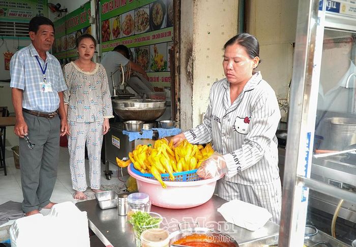 Đoàn kiểm tra hướng dẫn cơ sở thực hiện đúng các quy định về vệ sinh an toàn thực phẩm.
