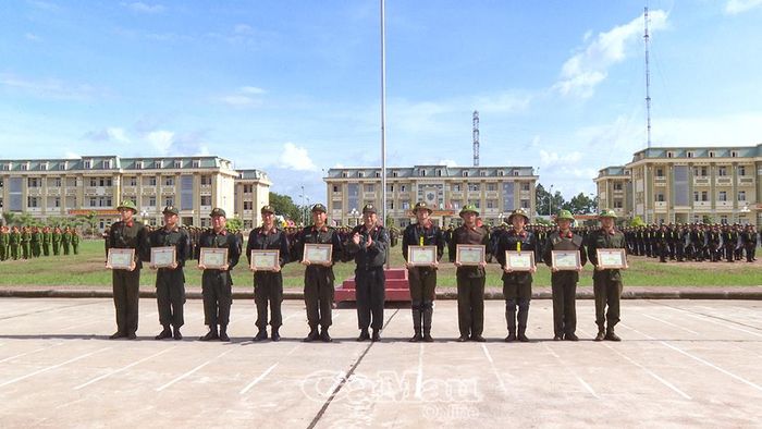 Lãnh đạo Trung đoàn Cảnh sát cơ động số 10 thuộc Bộ Tư lệnh Cảnh sát cơ động (Bộ Công an) trao giấy khen cho các cán bộ, chiến sĩ có thành tích xuất sắc trong công tác huấn luyện công dân thực hiện nghĩa vụ tham gia Công an nhân dân năm 2026.
