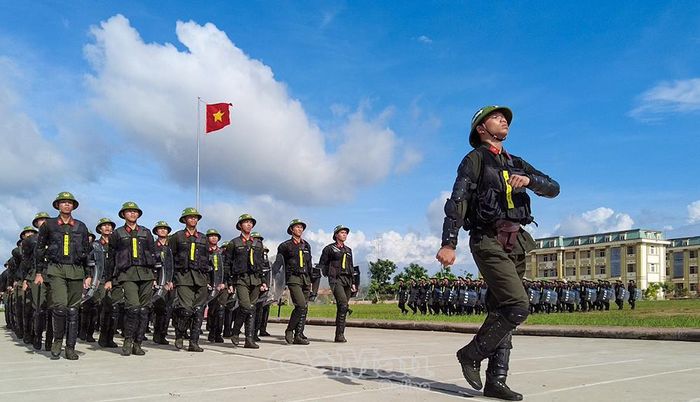 Tại lễ bế giảng, các chiến sĩ mới đã tham gia diễu binh biểu dương lực lượng, thể hiện tinh thần chính quy, kỷ luật và kết quả đạt được sau thời gian huấn luyện tập trung.
