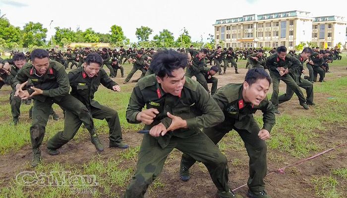 Biểu diễn võ thuật với tình huống giả định tấn công, trấn áp tội phạm.