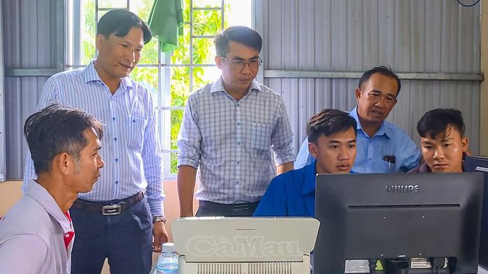 Tổ công nghệ số cộng đồng xuống địa bàn ấp "cầm tay chỉ việc", hướng dẫn người dân ấp Ninh Thạnh II thực hiện dịch vụ công trực tuyến.