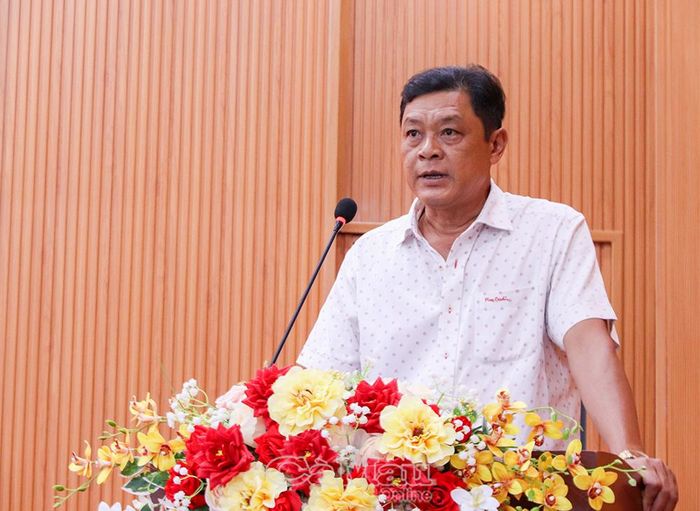 Trưởng phòng Kinh tế, Hạ tầng và Đô thị Phường Lý Văn Lâm Nguyễn Phước Phúc tiếp thu, giải trình một số nội dung thuộc thẩm quyền.