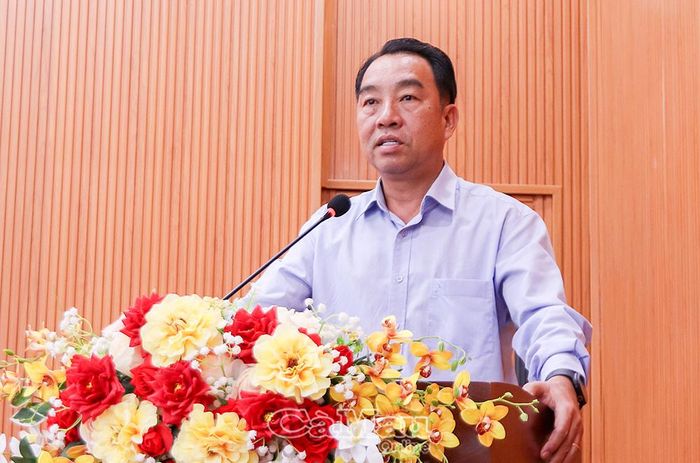 Đồng chí Lữ Quang Ngời, Phó Bí thư Tỉnh ủy, Chủ tịch UBND tỉnh, ghi nhận ý kiến cử tri.