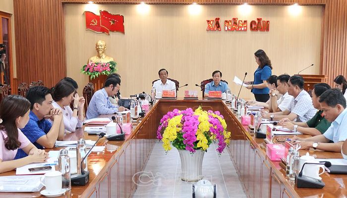 Đồng chí Võ Văn Lực, Phó Trưởng ban Thường trực Ban Tuyên giáo và Dân vận Tỉnh ủy (bên trái) và đồng chí Huỳnh Minh Kiên, Bí thư Đảng ủy, Chủ tịch HĐND xã Năm Căn, chủ trì buổi làm việc.