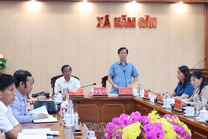 Đồng chí Huỳnh Minh Kiên, Bí thư Đảng ủy, Chủ tịch HĐND xã Năm Căn, trao đổi và kiến nghị một số nội dung với đoàn công tác.
