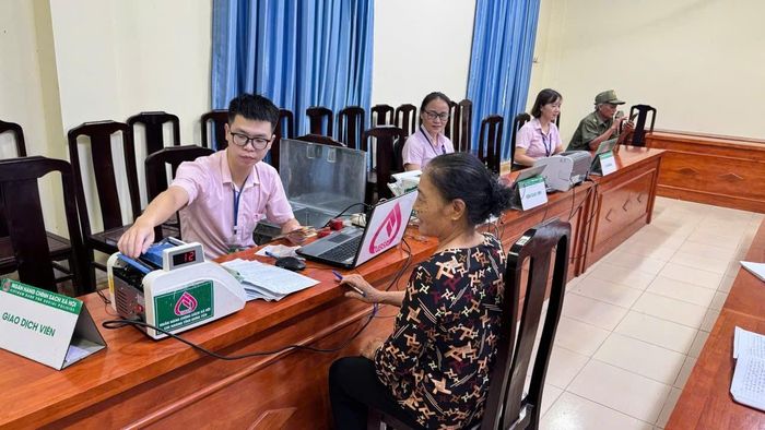 Cán bộ NHCSXH tỉnh Hưng Yên thực hiện giải ngân vốn vay cho Nhân dân phường Phố Hiến. Ảnh: Nguyễn Phượng