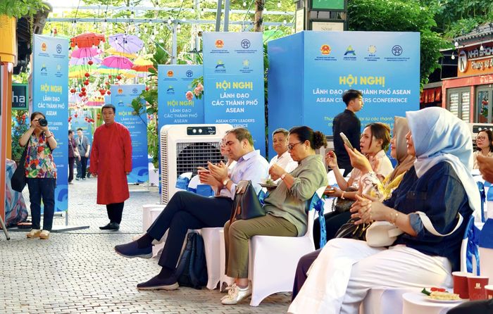 Đại biểu ASEAN trải nghiệm văn hóa Thăng Long - Hà Nội. Ảnh: Sở VHTT Hà Nội