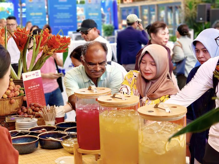 Các đại biểu quốc tế thưởng thức và tìm hiểu nét tinh tế của văn hóa ẩm thực Hà Nội trong khuôn khổ Hội nghị Lãnh đạo các Thành phố ASEAN 2026. 