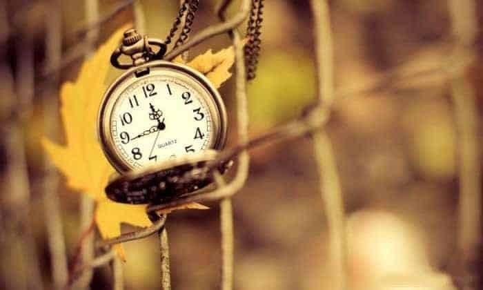 Đồng hồ hỏng hoặc vật dụng cũ kỹ, không hoạt động. Ảnh minh họa