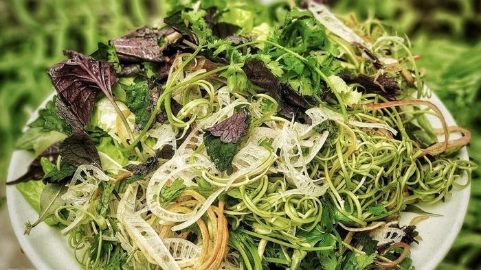 Bên cạnh rau muống xào tỏi, rau sống cũng đứng ở vị trí thứ 14 trong danh sách này. Ảnh minh họa.