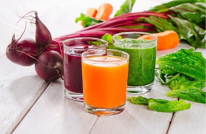Thức uống từ rau xanh và trái cây giúp bổ sung vitamin, khoáng chất cho cơ thể. (Ảnh: bazaarvietnam).