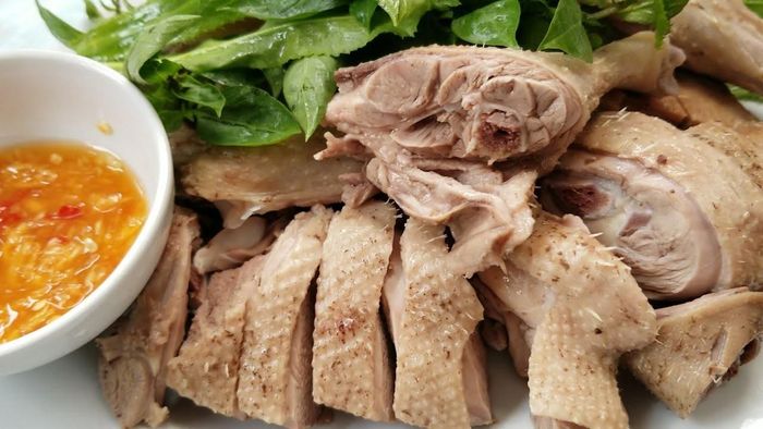Thịt vịt luộc đạt chuẩn sẽ có màu trắng ngà, da căng bóng, không có mùi hôi, khi ăn cảm nhận rõ vị ngọt tự nhiên. Ảnh minh họa