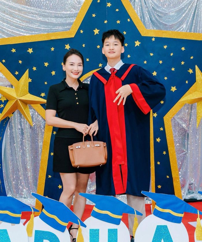 Con trai Bảo Thanh bước sang tuổi 15, đã cao lớn hơn mẹ.