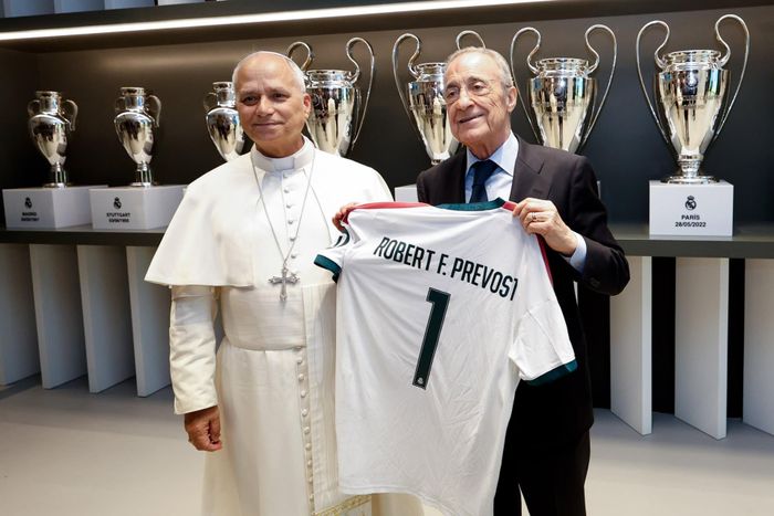 Giáo Hoàng Leo XIV nhận áo đấu Real Madrid từ Chủ tịch Florentino Pérez tại Santiago Bernabéu