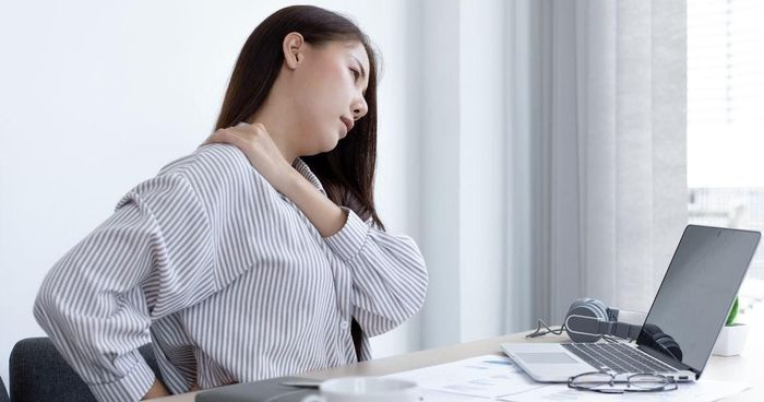 Ngồi lâu cũng tăng nguy cơ mắc bệnh. Ảnh minh họa
