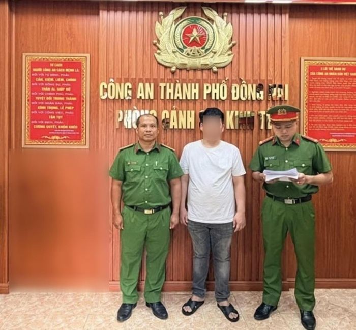 Đối tượng Vũ Văn Hà Hiếu (ảnh trái) và Trần Văn Lộc tại cơ quan Công an
