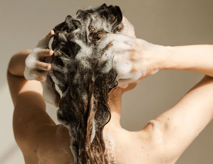 Gội đầu quá ít hoặc quá nhiều đều có thể ảnh hưởng đến da đầu