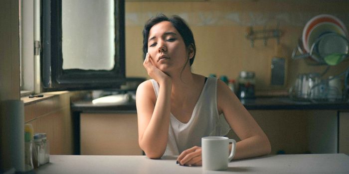 Uống cà phê trong ngày có thể khiến bạn mất ngủ kéo dài hoặc ngủ không sâu giấc vào ban đêm