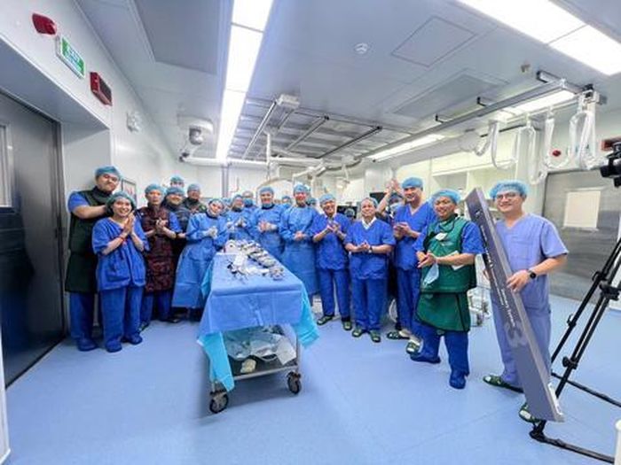 PGS.TS Nguyễn Tiến Quang - Giám đốc Bệnh viện 19-8 cùng GS.TS Lê Ngọc Thành - Chủ tịch Hội Phẫu thuật Tim mạch và Lồng ngực Việt Nam, GS.TS Phạm Mạnh Hùng và toàn bộ ê-kíp can thiệp