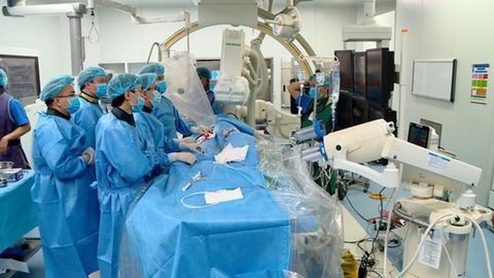 Bác sĩ Viện Tim mạch, Bệnh viện 19-8 thực hiện thay van động mạch chủ qua ống thông cho bệnh nhân