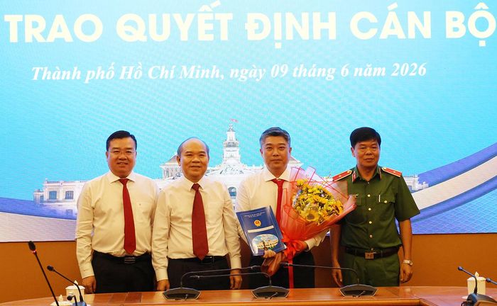 Phó Chủ tịch UBND Thành phố Trần văn Bảy và lãnh đạo Công an TPHCM, Sở Dân tộc và Tôn giáo chúc mừng ông Lê Hoài Phong