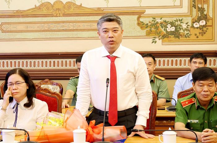 Phó Giám đốc Sở Dân tộc và Tôn giáo Lê Hoài Phong phát biểu nhận nhiệm vụ