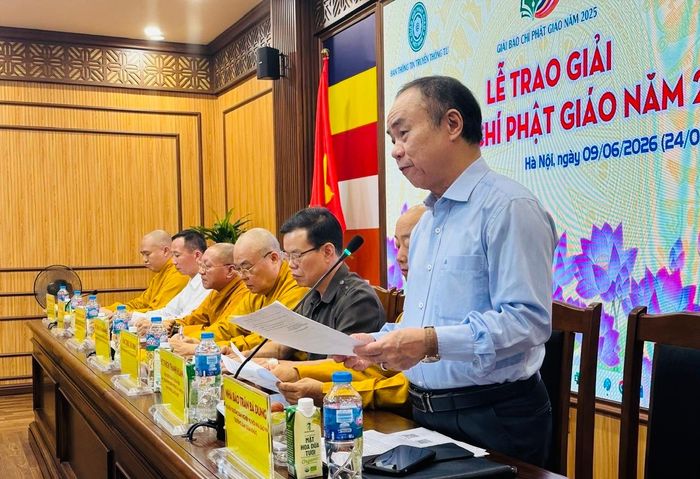 Nhà báo Trần Bá Dung – nguyên Trưởng ban nghiệp vụ Hội Nhà báo Việt Nam, Trưởng Ban Giám khảo phát biểu tại lễ trao giải