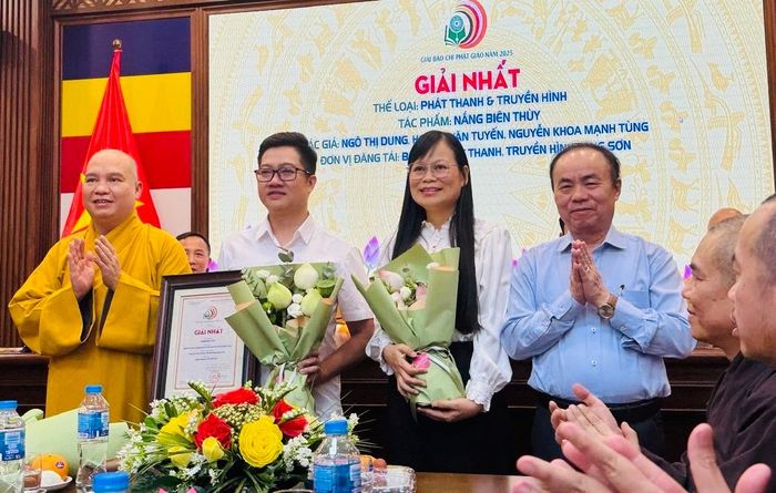 Ban Tổ chức trao giải cho các tác giả có tác phẩm đạt giải cao tại cuộc thi