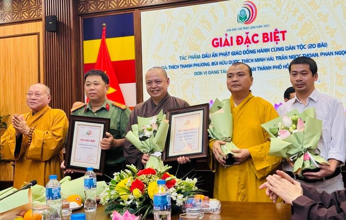 Ban Tổ chức trao giải Đặc biệt cho tác phẩm “Dấu ấn Phật giáo đồng hành cùng dân tộc” của Ban Chuyên đề Công an TPHCM, Trung tá Nguyễn Duy Trung - Trưởng Ban Phóng viên, Ban Chuyên đề Công an TPHCM nhận giải thưởng 