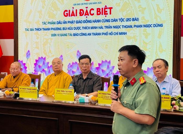 Trung tá Nguyễn Duy Trung - Trưởng Ban Phóng viên, Ban Chuyên đề Công an TPHCM, thay mặt nhóm tác giả phát biểu tại lễ trao giải