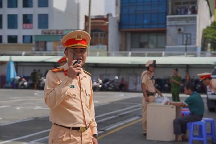 Thiếu tá Phạm Thế Thành, Đội trưởng Đội CSGT Tân Sơn Nhất trực tiếp chỉ huy tổ công tác