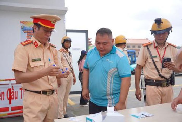 Tài xế xe taxi hợp tác, hưởng ứng việc làm thiết thực của Công an TPHCM nhằm đấu tranh triệt để với ma túy