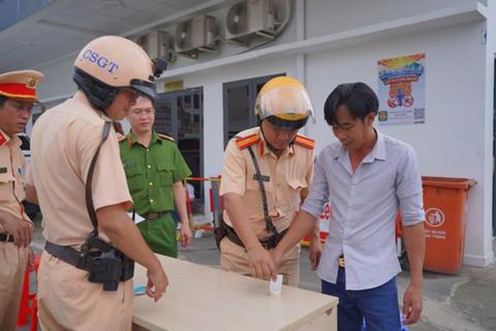 Các tài xế xe buýt vui vẻ phối hợp cùng lực lượng CSGT thực hiện xét nghiệm chất ma túy