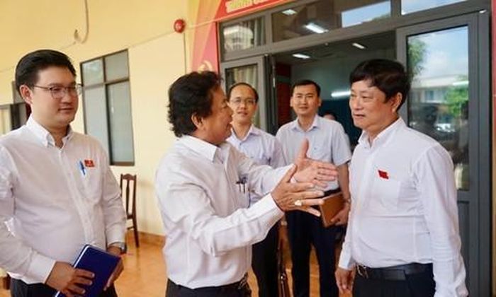Chủ tịch HĐND TPHCM Võ Văn Minh trao đổi với cử tri bên lề