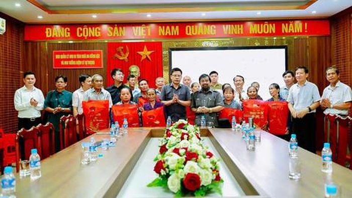Doanh nhân Nguyễn Hoàng Sang trao quà tri ân các gia đình chính sách, người có công với cách mạng tại UBND xã Đồng Lộc, Hà Tĩnh. Ảnh: DN